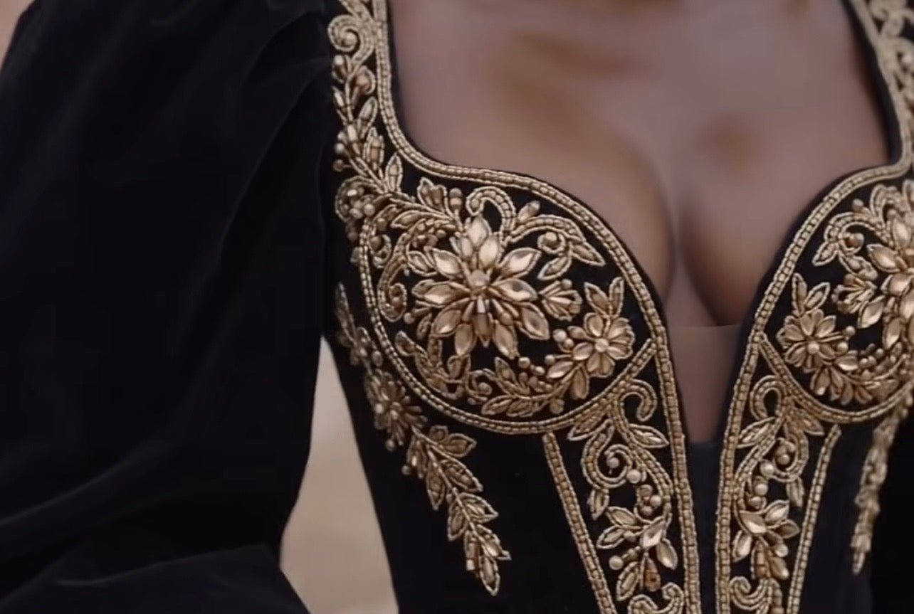 Black & Gold Traditional Set